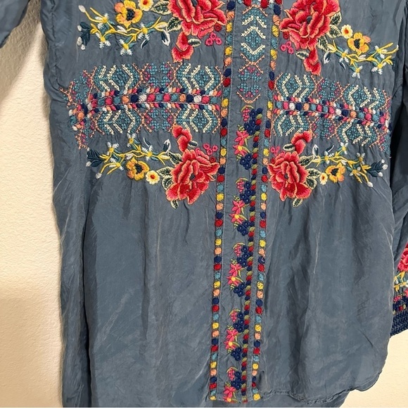 Johnny Was Indigo Blue Embroidered Tunic Blouse Size XS Women’s V Neck - Picture 3 of 8